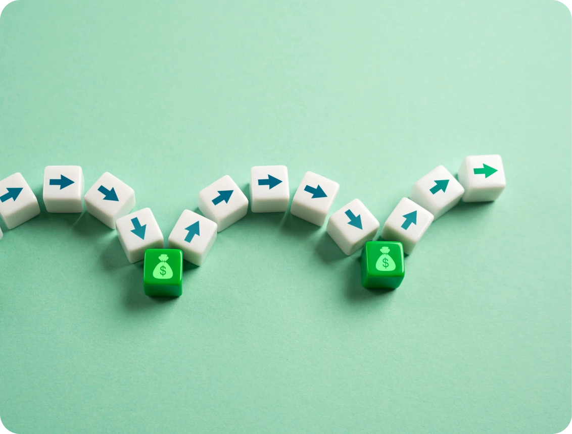 Green piggy banks and dice show fluctuating financial trends.
